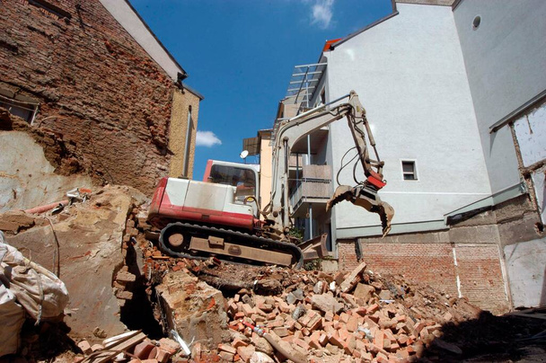 demolizione di un edificio e lavori di ristrutturazione nel settore delle costruzioni - Foto, immagini