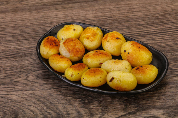 Geroosterde jonge baby aardappel in de kom - Foto, afbeelding