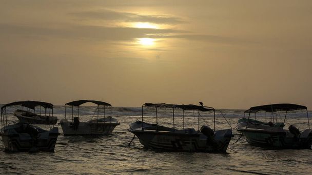Beruwala, Sri Lanka 05 de diciembre de 2020: Los barcos turísticos están atracados en las playas de Beruwala. - Foto, imagen