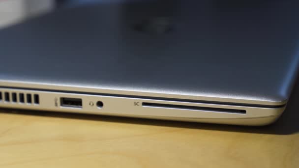 Imagem de close-up de um homem abrindo um computador portátil em uma mesa - Filmagem, Vídeo