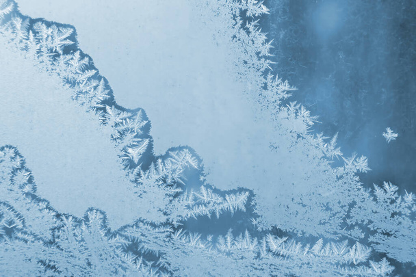 ijzige patronen op het raam glas close-up. natuurlijke texturen en achtergronden. ijspatronen op bevroren - Foto, afbeelding