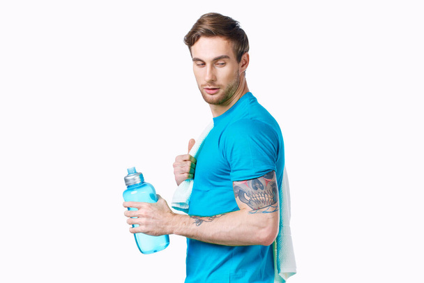 σπορ άνθρωπος με πετσέτα στους ώμους προπόνηση μπουκάλι νερό περικοπή άποψη - Φωτογραφία, εικόνα