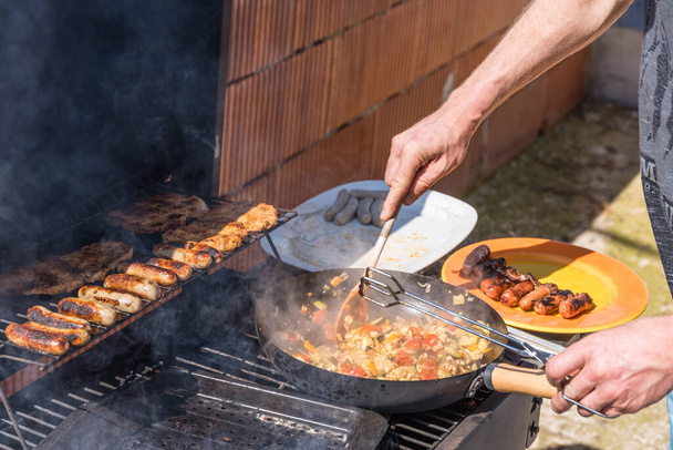 Cozy grill - halloumi stir-fry, meat and sausage, Grilling time - 写真・画像