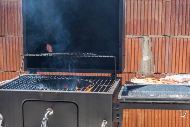 Le plaisir de griller est en préparation - temps de griller sur le barbecue au charbon de bois - Photo, image
