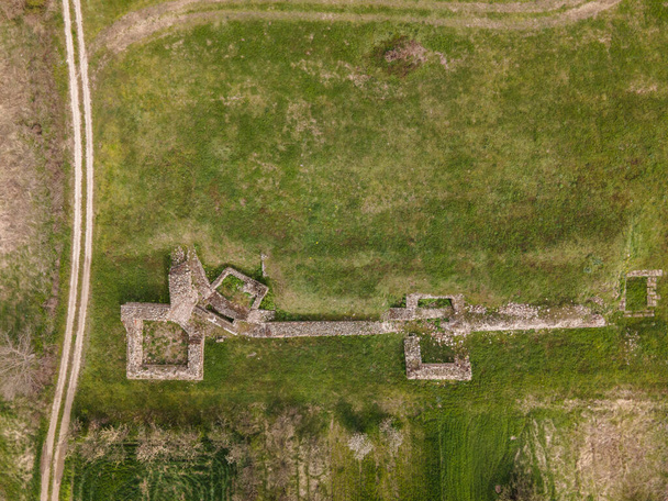 Drone antenni näkymä Felix Timacum miinus antiikin linna ja linnoitus sotilaallinen varuskunta Roman Empire aikaa seinät ja rakennukset sijaitsevat lähellä Ravna Knjazevac Serbia - Valokuva, kuva