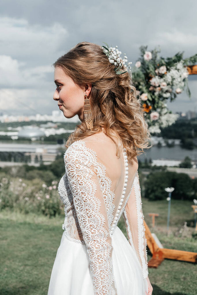 krásná krásná mladá štíhlá nevěsta ve vzdušné elegantní bílé svatební šaty s krajkou úsměv jemný - Fotografie, Obrázek
