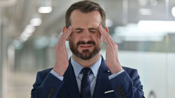 Muotokuva stressaantunut keski-ikäinen liikemies, jolla on päänsärky  - Valokuva, kuva