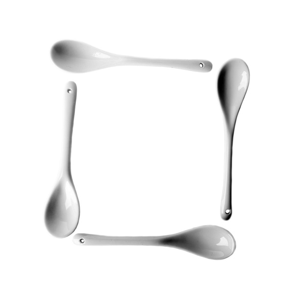 Quattro cucchiai di ceramica impilati quadrati isolati su sfondo bianco
 - Foto, immagini