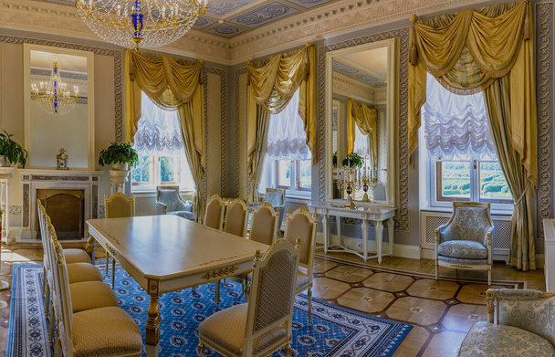 pos. Strelna, Birkenallee 3 St. Petersburg, Russland. 15. Juli 2018. Konstantinpalast. Italienisches Wohnzimmer - Foto, Bild