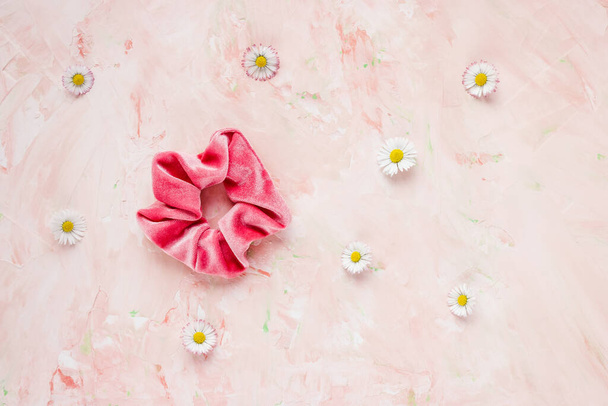 Vaaleanpunainen sametti scrunchie ja tuoreita kevään kukkia - Valokuva, kuva