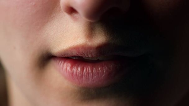 Makro krásné mladé ženy otevírající ústa. Přírodní dokonalé ženské rty. - Fotografie, Obrázek