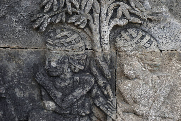 Стародавній рельєф на камені храму в Пелатарі (Блітар, Індонезія). - Фото, зображення