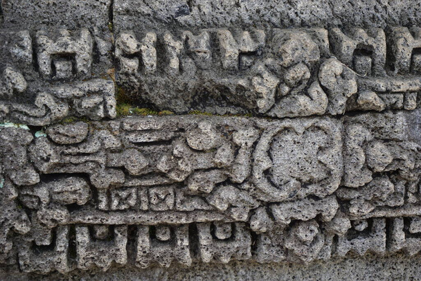 Стародавній рельєф на камені храму в Пелатарі (Блітар, Індонезія). - Фото, зображення