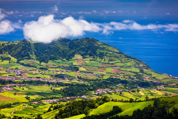 Αζόρες πανοραμική θέα του φυσικού τοπίου, υπέροχο γραφικό νησί της Πορτογαλίας. Όμορφες λιμνοθάλασσες σε ηφαιστειακούς κρατήρες και πράσινα λιβάδια. Τουριστική έλξη και ταξιδιωτικός προορισμός. Αζόρες, Πορτογαλία. - Φωτογραφία, εικόνα