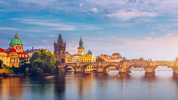 Kaarlen silta, Kaarlen sillan vanhankaupungin torni, Praha, Tsekin tasavalta. Prahan vanha kaupunki ja ikoninen Kaarlen silta, Tsekin tasavalta. Kaarlen silta (Karluv Most) ja Vanhankaupungin torni. - Valokuva, kuva