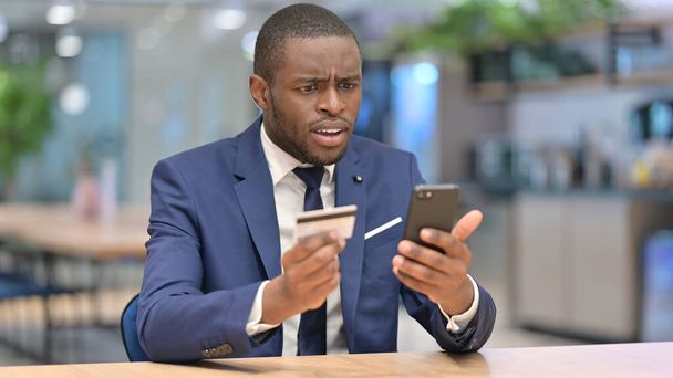 Fallo de pago en línea en el teléfono inteligente para el hombre de negocios africano - Foto, imagen