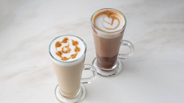 Italienische Latte-Kollektion für heißen Kaffee. Selektiver Fokus - Foto, Bild