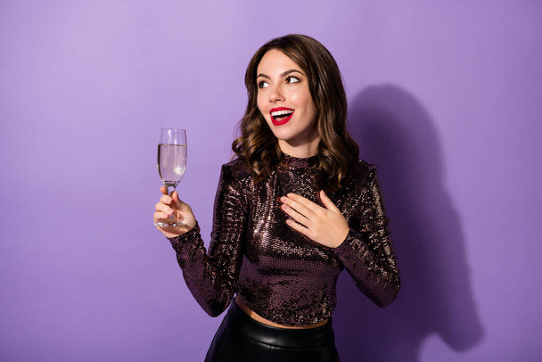 Portrét atraktivní dojem veselá dívka pití šampaňského vychutnat firemní akci izolované přes světlé fialové barvy pozadí - Fotografie, Obrázek
