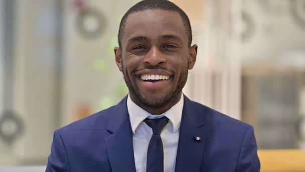 Portré vidám afrikai üzletember mosolygott a kamera - Fotó, kép