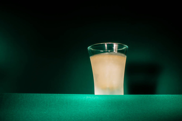 vaso de tequila con inyección de bebida congelada, enfoque selectivo. - Foto, imagen