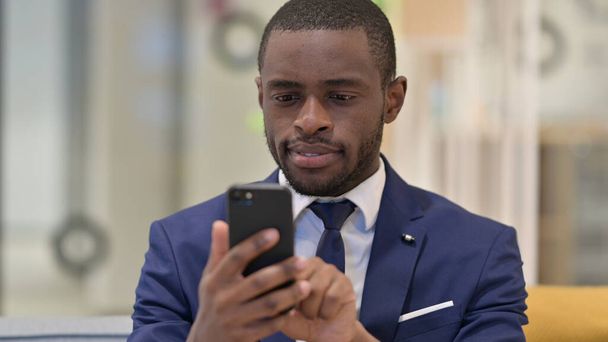 Retrato del empresario africano usando Smartphone  - Foto, Imagen