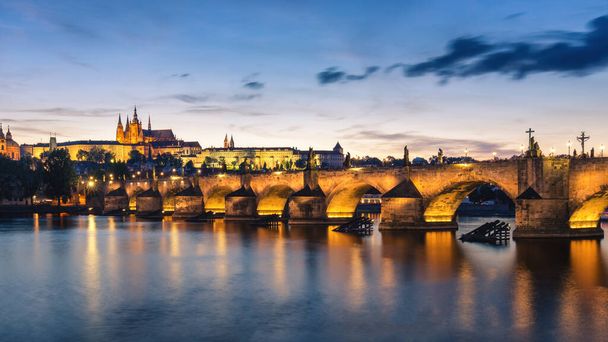 Näkymä Prahan linnasta ja Kaarlen sillasta auringonlaskun aikaan. Tsekki - Valokuva, kuva