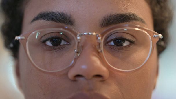 Gros plan sur les yeux clignotants de la femme africaine - Photo, image