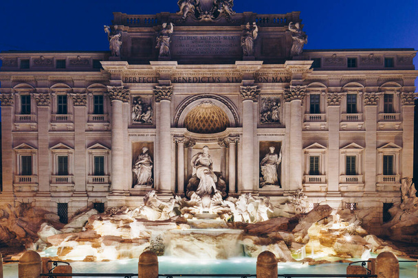Trevin suihkulähde auringon noustessa, Rooma, Italia. Rooman barokki arkkitehtuuri ja maamerkki. Rooma Trevi suihkulähde on yksi tärkeimmistä nähtävyyksistä Rooman ja Italian - Valokuva, kuva