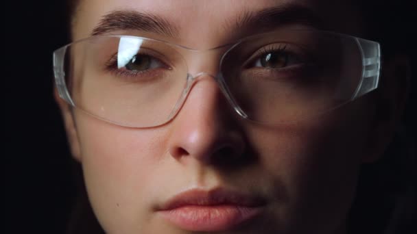 Retrato facial de empresaria reflexiva moviendo los ojos a través de gafas inteligentes.  - Metraje, vídeo