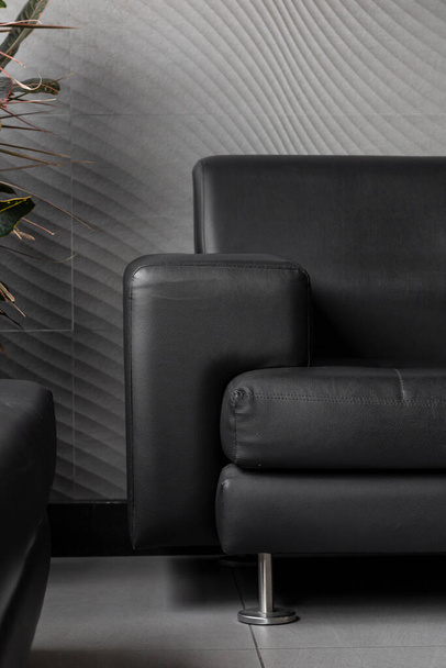 Modern deri koltuğun ayrıntıları, evdeki mobilyalar, dekorasyondaki tarz ve cazibe. - Fotoğraf, Görsel