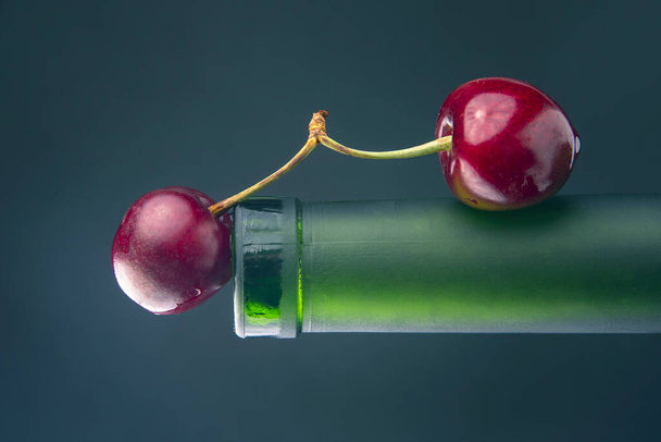 čerstvé třešňové bobule se zelenou lahví. zdravé jídlo k snídani. plodů vegetace. ovocný dezert - Fotografie, Obrázek