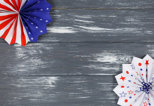 Decorações para o dia 4 de julho da independência americana, bandeira, velas, palhas, torcedores de papel. EUA decorações de férias em um fundo de madeira, vista superior, flat lay - Foto, Imagem