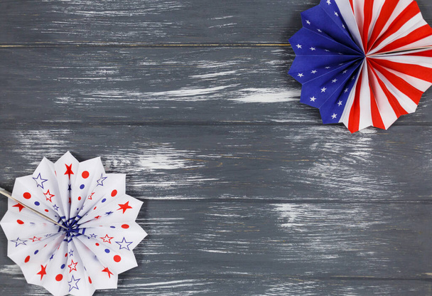 Decorações para o dia 4 de julho de independência americana, bandeira, velas, palhas, torcedores de papel. EUA decorações de férias em um fundo de madeira, vista superior, flat lay - Foto, Imagem