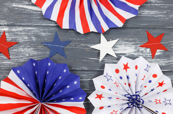 Decorações para o dia 4 de julho de independência americana, bandeira, velas, palhas, torcedores de papel. EUA decorações de férias em um fundo de madeira, vista superior, flat lay - Foto, Imagem