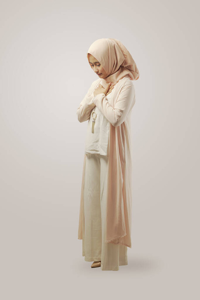 Religious Muslim woman praying with Hand praying gesture isolated white background - Foto, Bild