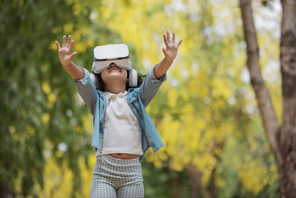 Fresco bambino millenario esplorare lo spazio con occhiali di realtà virtuale all'aperto - Foto, immagini