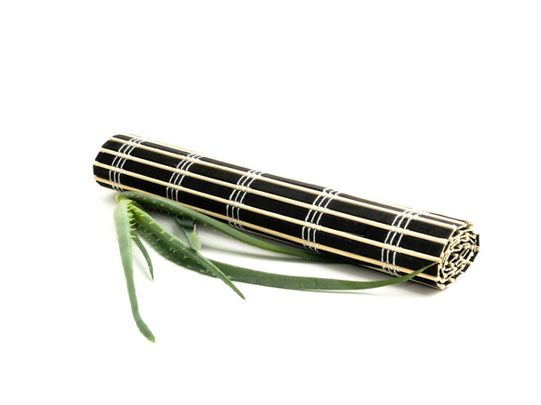 黒い竹マットと新鮮なアロエベラ - 写真・画像