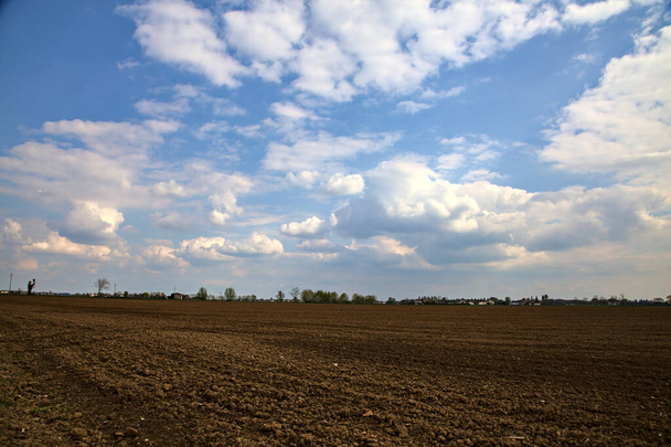 вспаханное поле в итальянской сельской местности в ясный день весной - Фото, изображение
