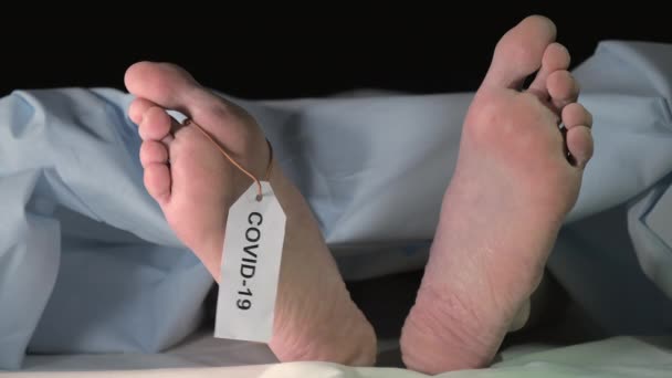 Un orteil mouvant du cadavre sur le lit - Séquence, vidéo