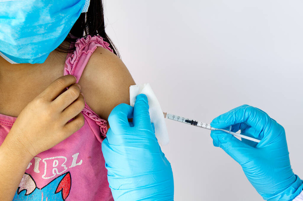 Vials und Spritze auf hellem Hintergrund. Impfung und Immunisierung. - Foto, Bild
