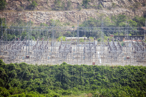 Akosombo-Wasserkraftwerk am Volta-Fluss in Ghana - Foto, Bild
