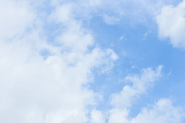 Cielo azul y nubes blancas para el fondo - Foto, Imagen