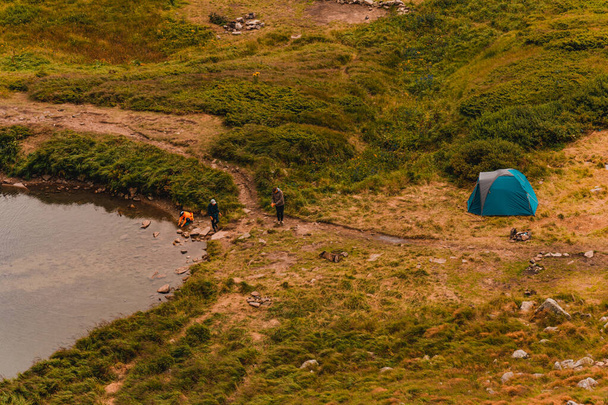 Туристы возле озера Бребенескуль в Карпатах, тропы к озеру. новый - Фото, изображение