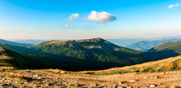 Карпатские пейзажи и панорамный вид на Карпатские горы и Черногорский хребет. новый - Фото, изображение