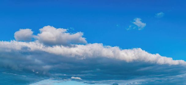 Панорамне фото сонця на тлі блакитного неба з білими хмарами
. - Фото, зображення