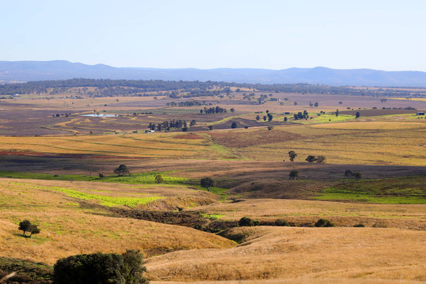 Vistas de la ciudad rural de Killarney en Queensland Australia. Con colinas onduladas y verdes potreros - Foto, Imagen