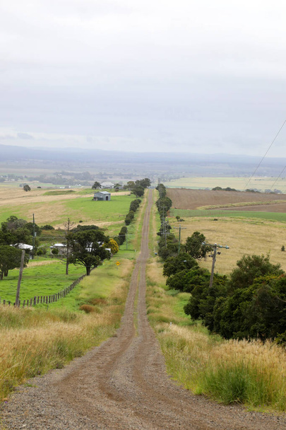 Widok na wiejskie miasto Killarney w Queensland Australia. Z pagórkami i zielonymi padokami - Zdjęcie, obraz