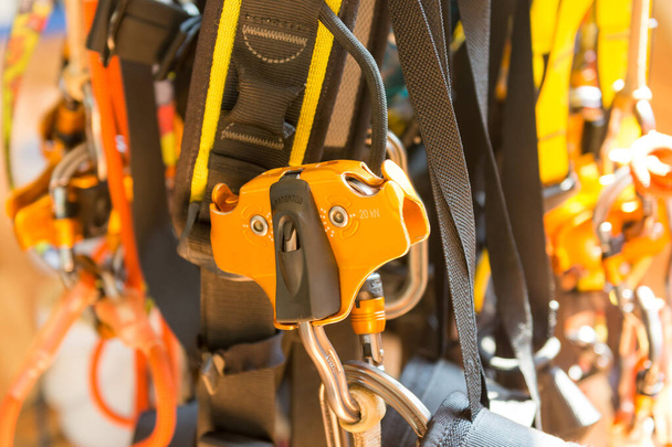 profesionální horolezecká výzbroj s helmou kladkou a karabinou - Fotografie, Obrázek