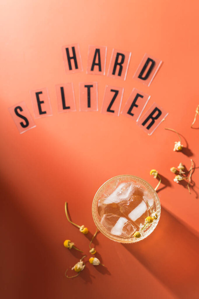 Harter Seltzer-Cocktail mit Kamille und Eis - Foto, Bild