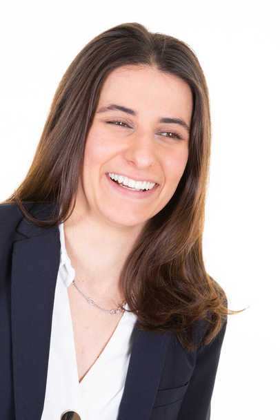 幸せな笑顔顔ビジネス女性茶色の髪でスーツ姿で隔離された白い壁の背景 - 写真・画像